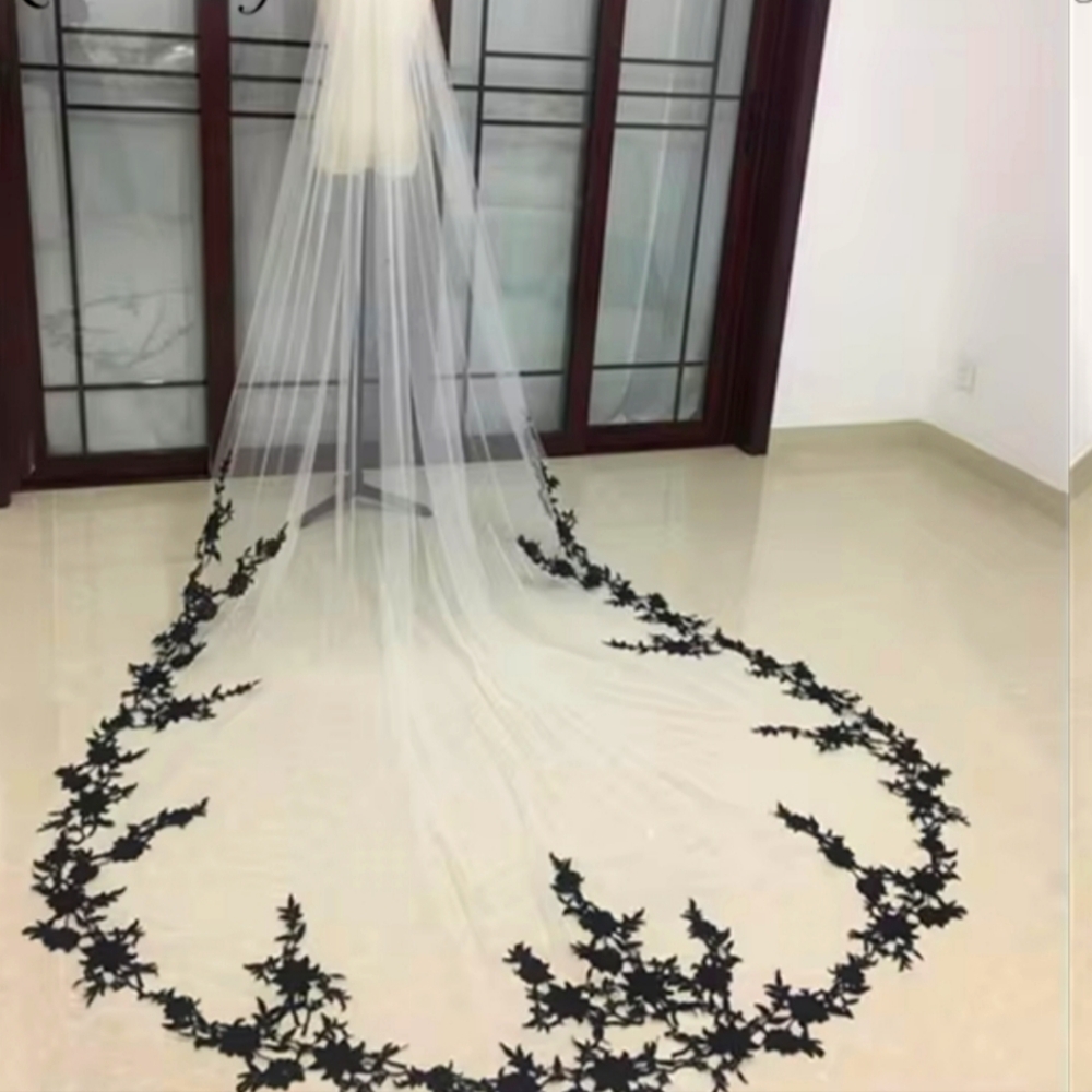 118 inches of creamy Off white veil with black applique